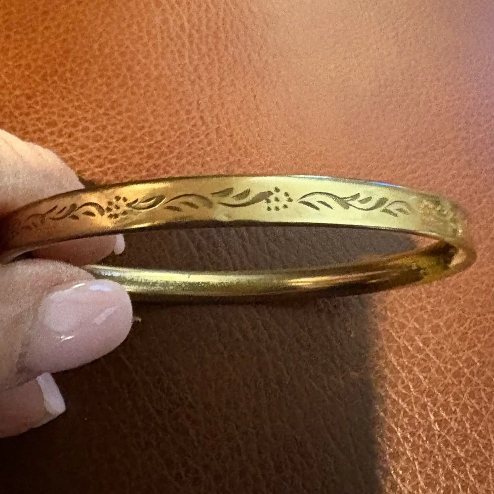 Sweet Vintage Victorian Rolled Hollow Gold Bangle Bracelet with Etched Design - Picture 2 of 13